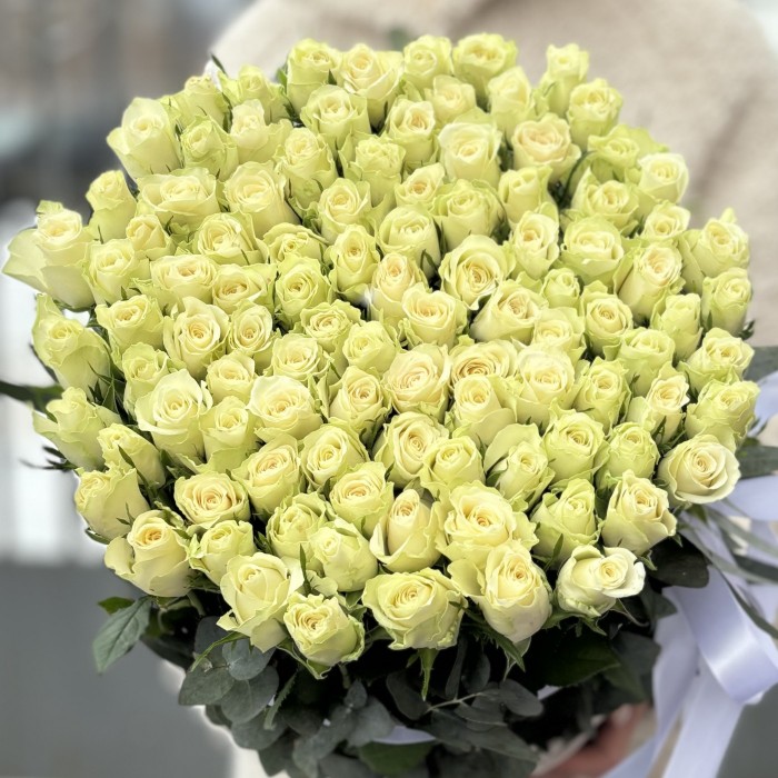 101 белая роза с эвкалиптом в корзине