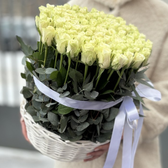101 белая роза с эвкалиптом в корзине