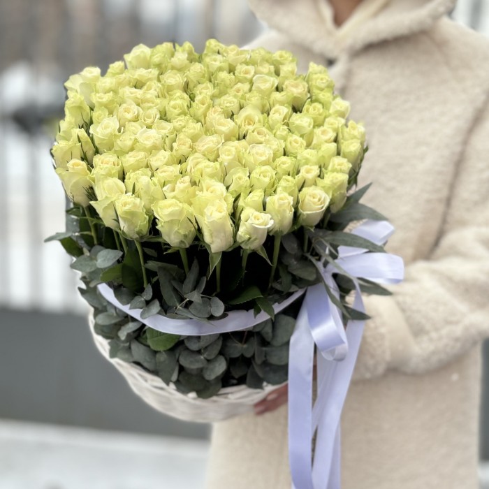 101 белая роза с эвкалиптом в корзине