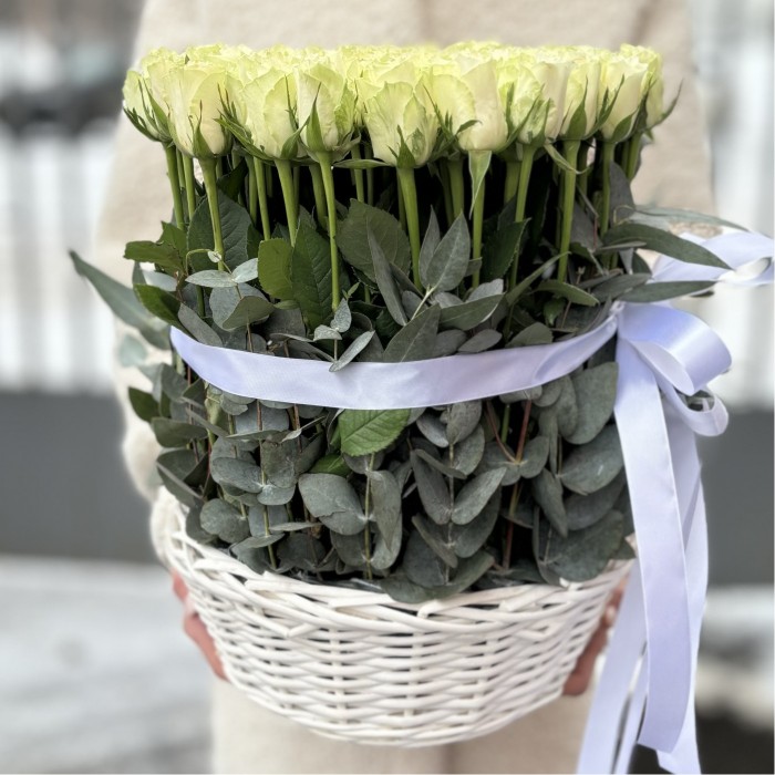 101 белая роза с эвкалиптом в корзине