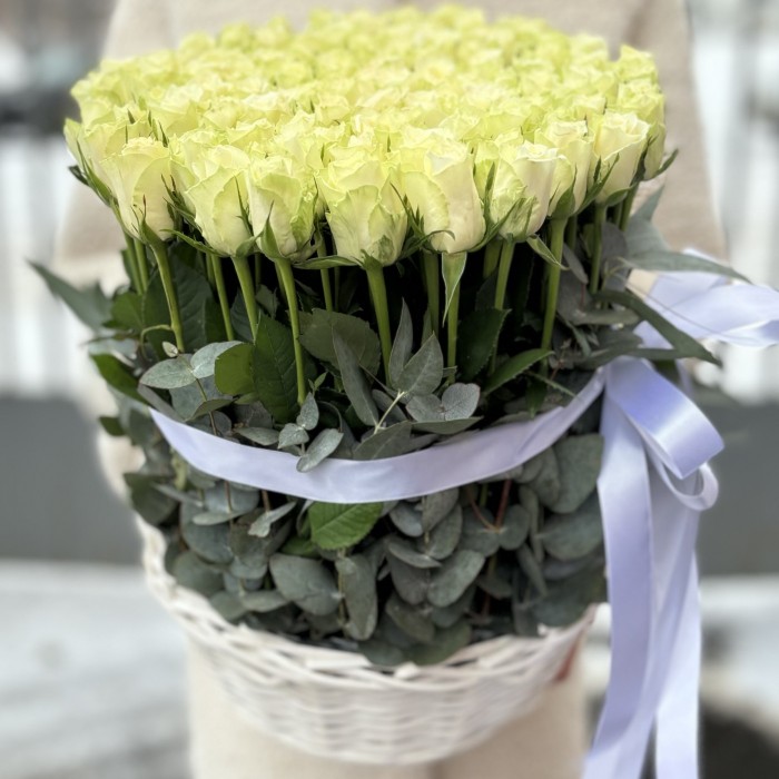 101 белая роза с эвкалиптом в корзине