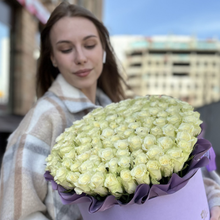 101 белая роза в шляпной коробке