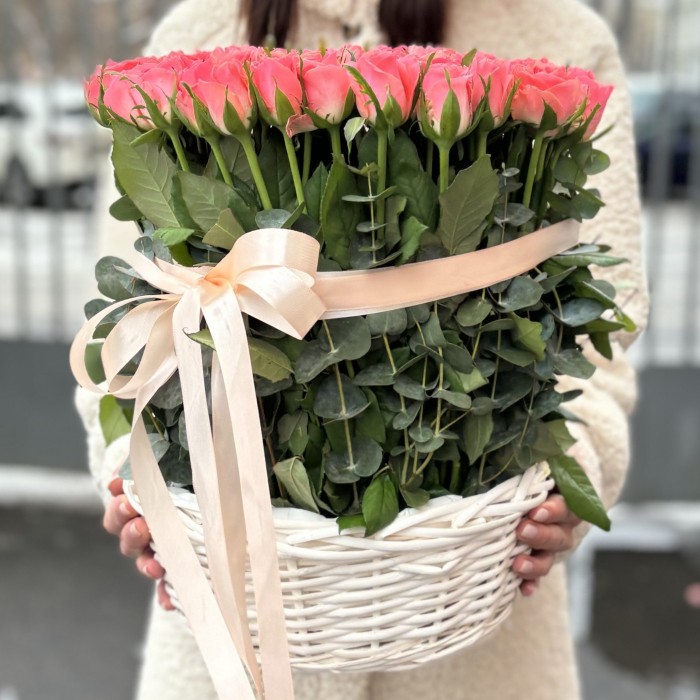 101 коралловая роза Эйс Пинк в корзине