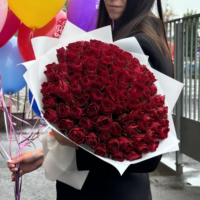 101 красная роза с шарами