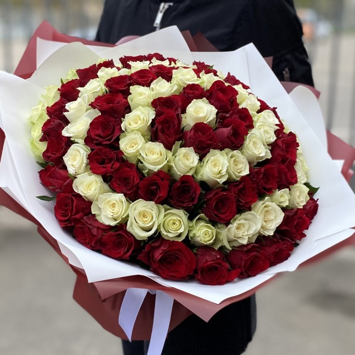 101 красная и белая роза в букете Вихрь Чувств