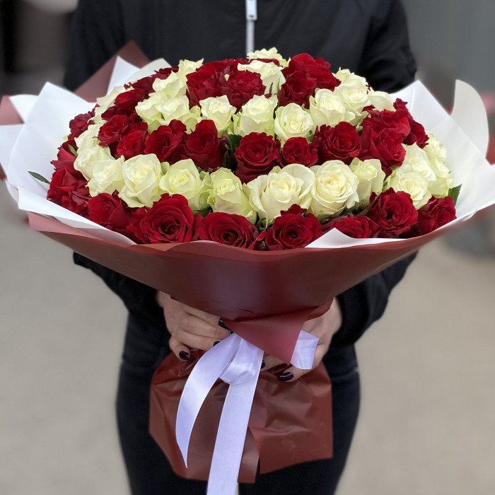 101 красная и белая роза в букете Вихрь Чувств