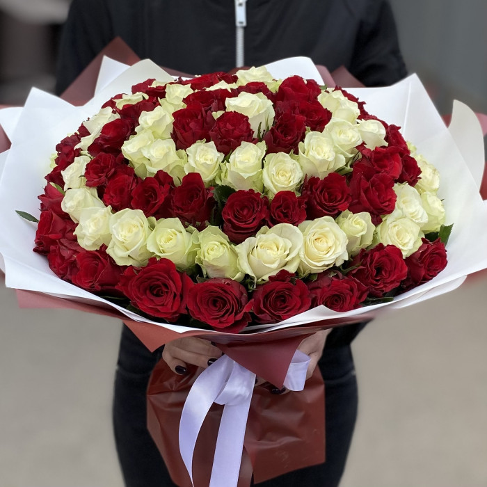 101 красная и белая роза в букете Вихрь Чувств