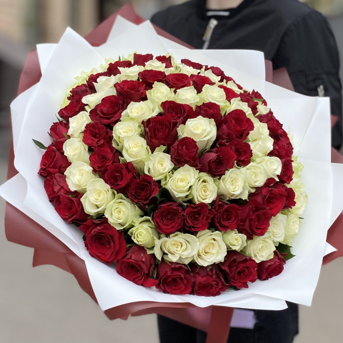 101 красная и белая роза в букете Вихрь Чувств