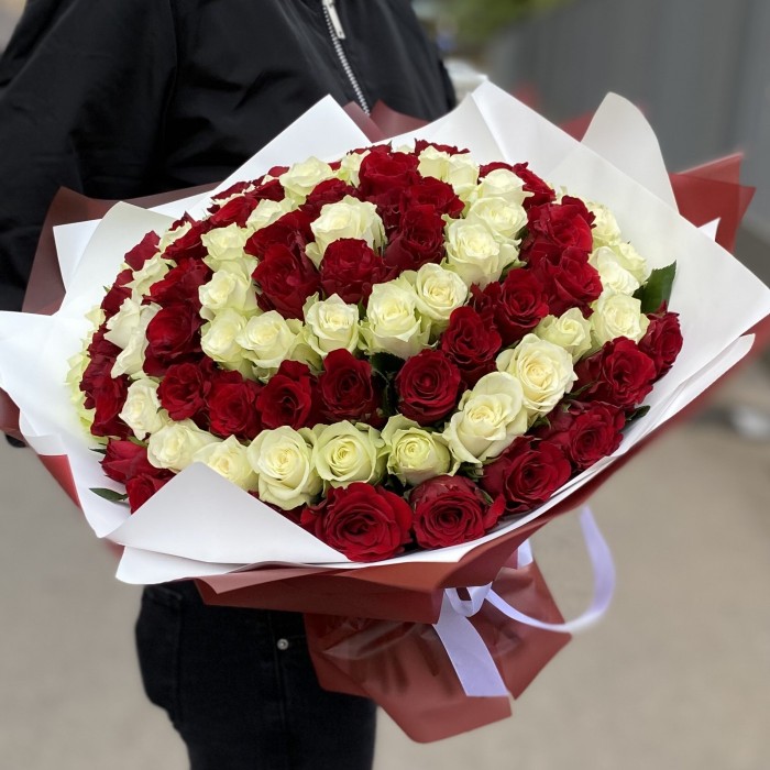 101 красная и белая роза в букете Вихрь Чувств