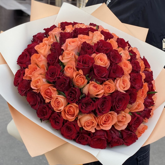 Эксклюзивный букет из 101 красной и оранжевой розы