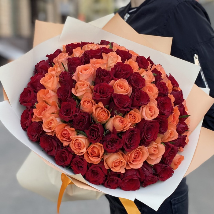 Эксклюзивный букет из 101 красной и оранжевой розы