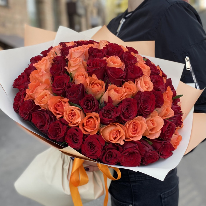 Эксклюзивный букет из 101 красной и оранжевой розы