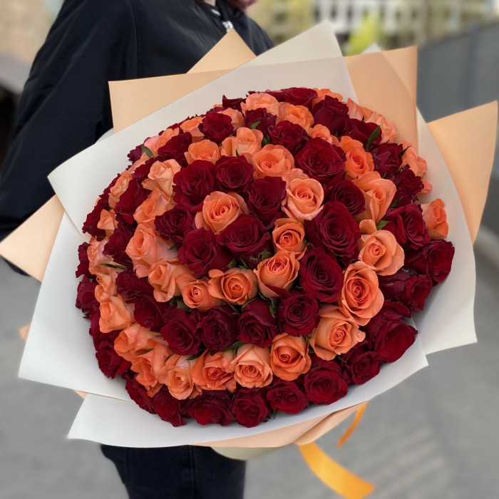 Эксклюзивный букет из 101 красной и оранжевой розы