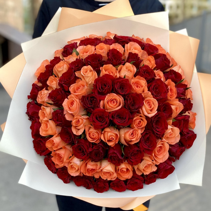 Эксклюзивный букет из 101 красной и оранжевой розы