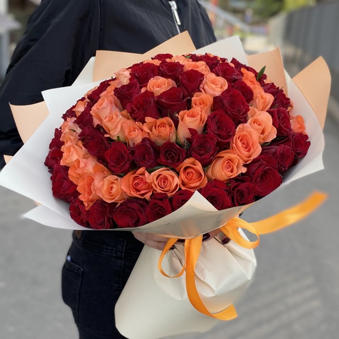 Эксклюзивный букет из 101 красной и оранжевой розы