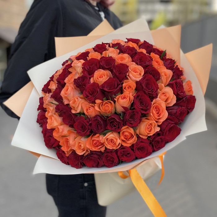 Эксклюзивный букет из 101 красной и оранжевой розы