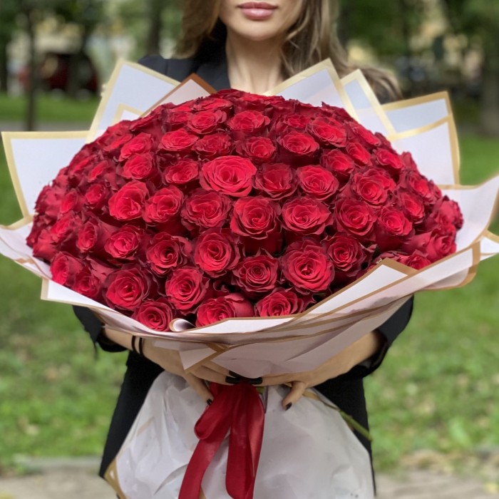101 красная роза Родус 50 см