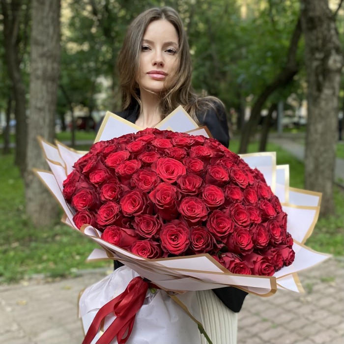 101 красная роза Родус 50 см