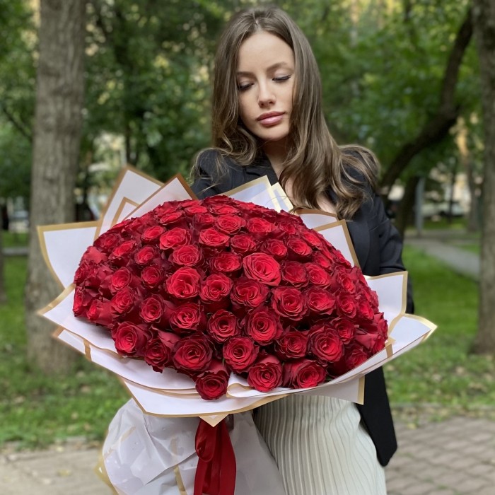 101 красная роза Родус 50 см