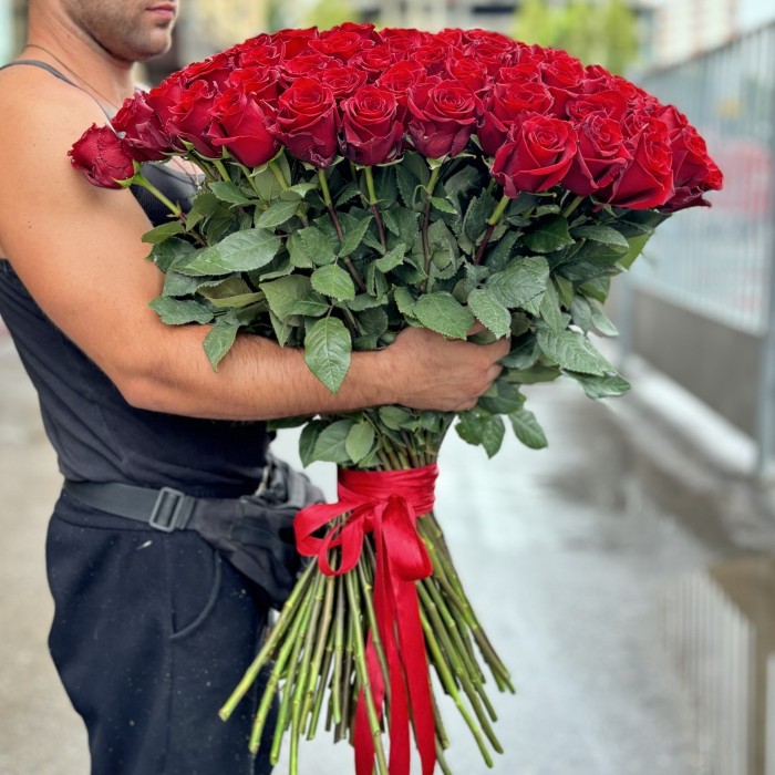 101 красная роза Эксплорер 80 см