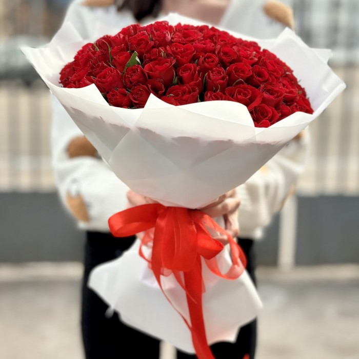 101 красная роза Калипсо