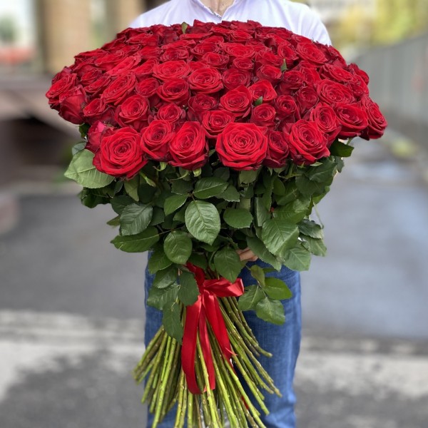 101 красная роза Ред Наоми 90 см