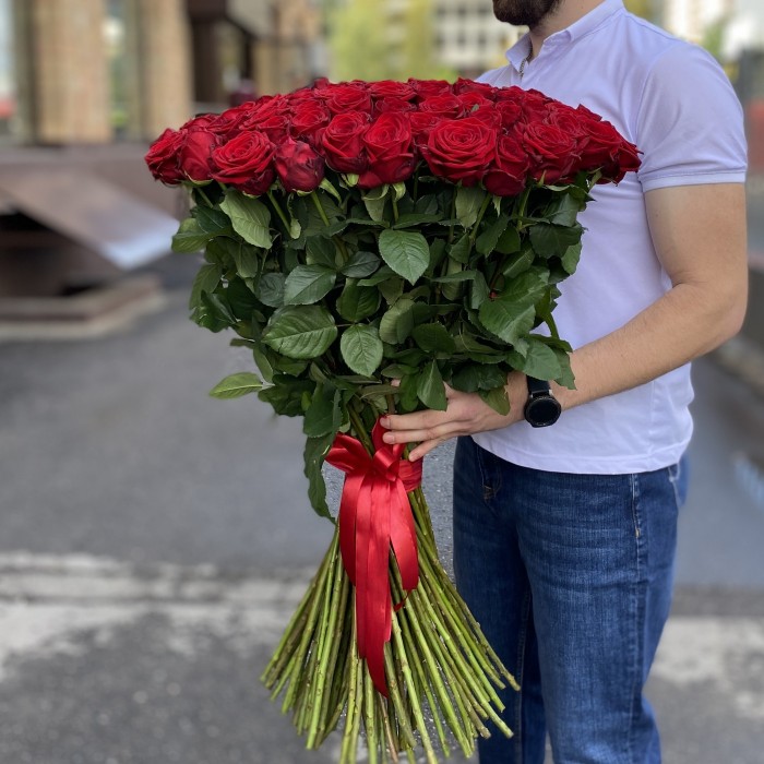 101 красная роза Ред Наоми 90 см