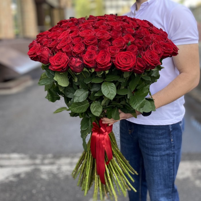 101 красная роза Ред Наоми 90 см