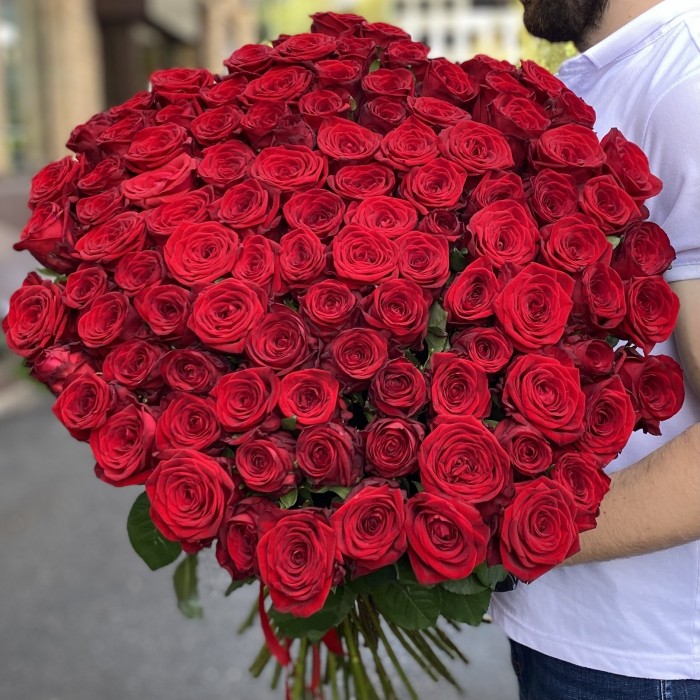 101 красная роза Ред Наоми 90 см