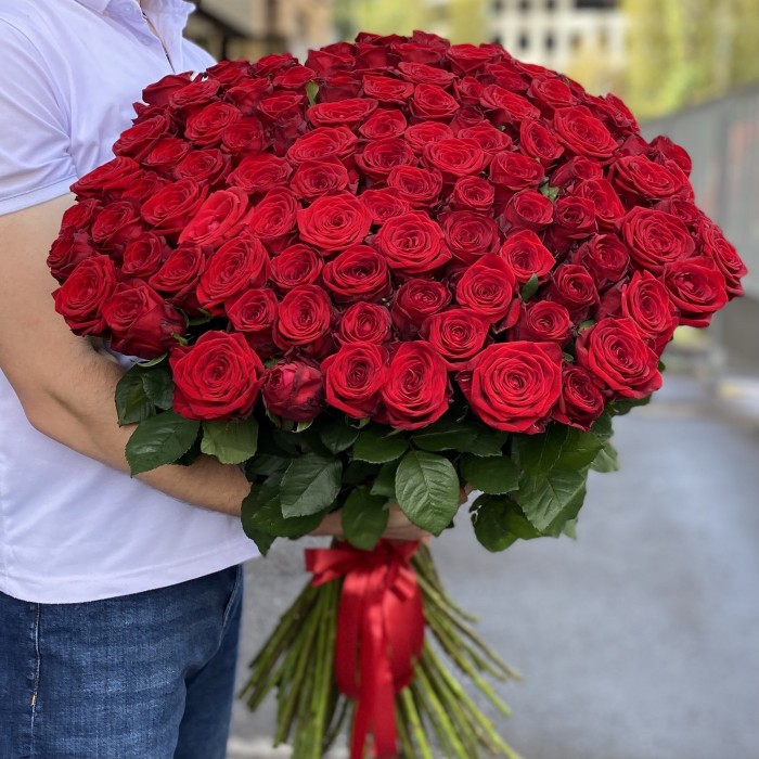 101 красная роза Ред Наоми 90 см