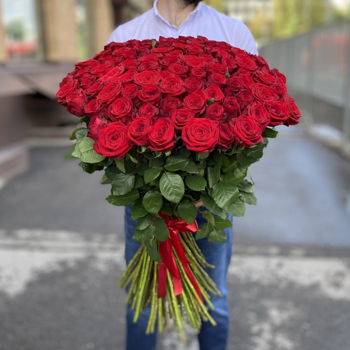 101 красная роза Ред Наоми 90 см