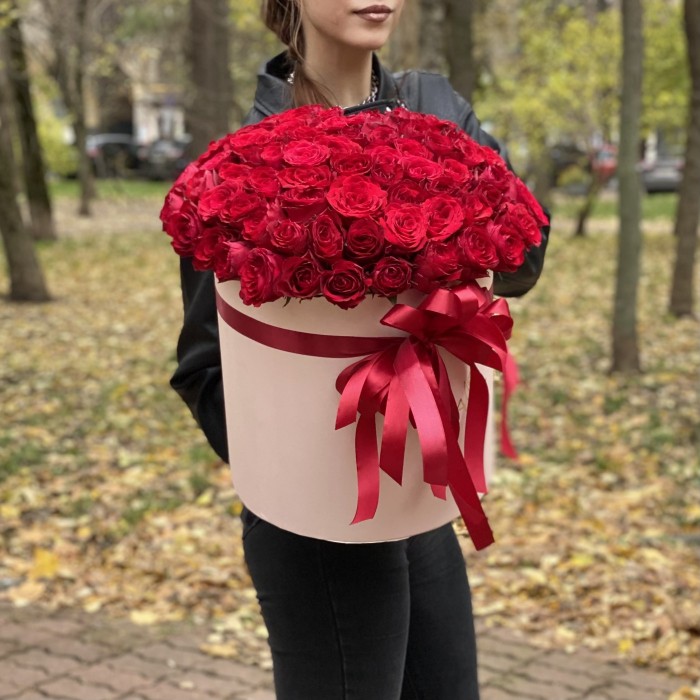 101 роза в шляпной коробке с бантом
