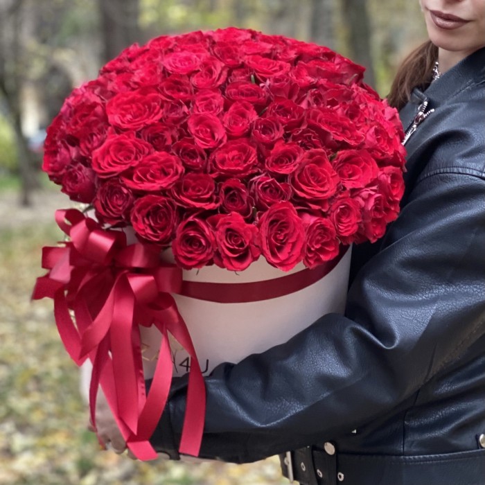 101 роза в шляпной коробке с бантом