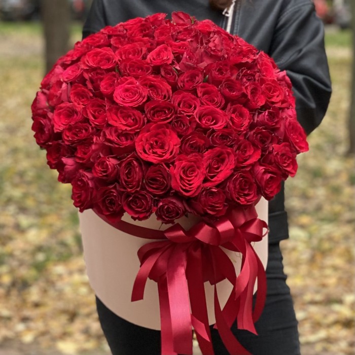 101 роза в шляпной коробке с бантом