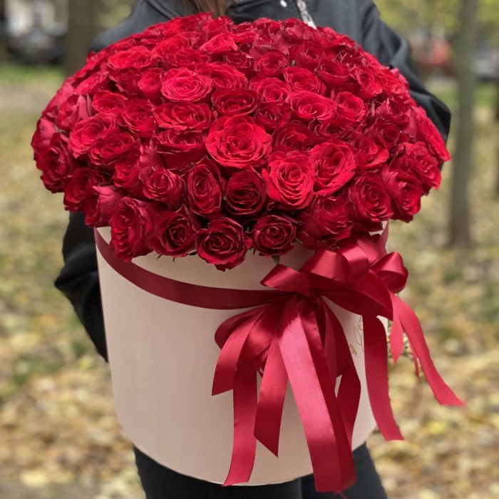 101 роза в шляпной коробке с бантом