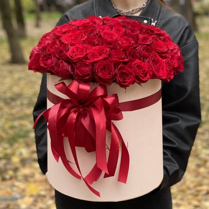 101 роза в шляпной коробке с бантом