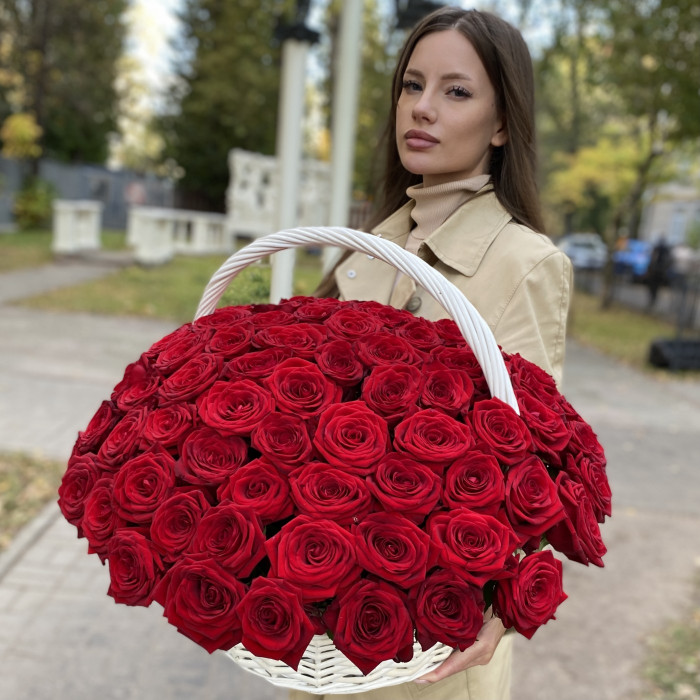 101 ароматная красная роза в корзине