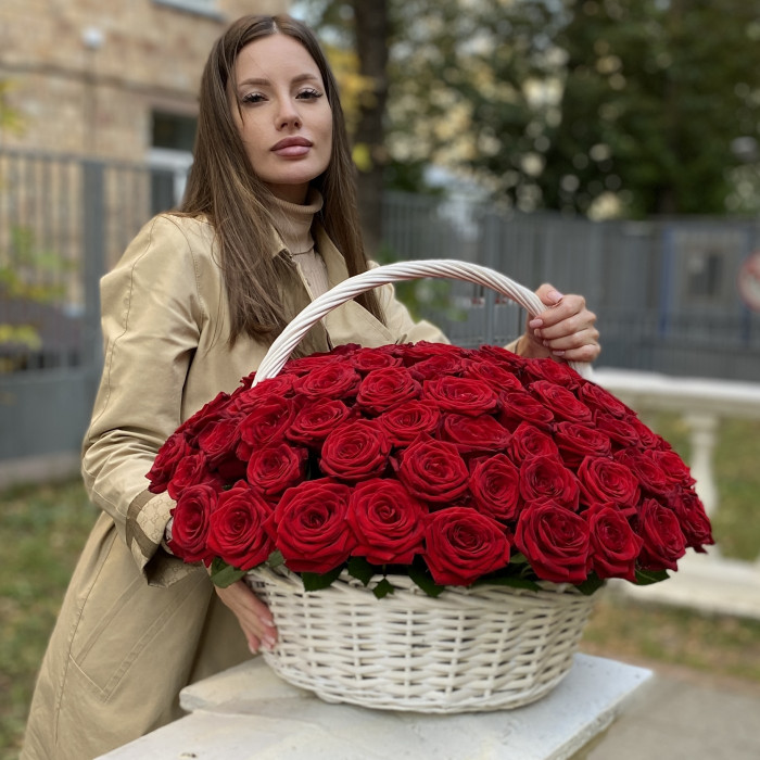 101 ароматная красная роза в корзине