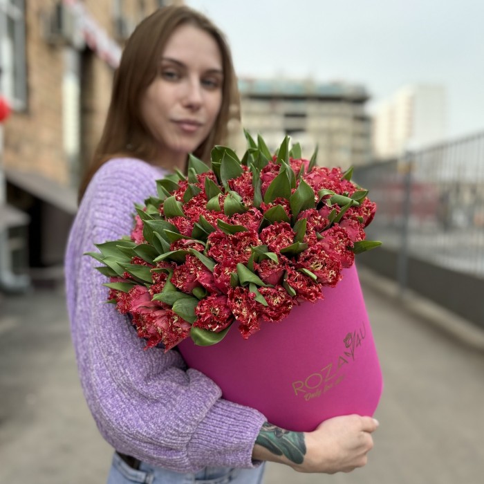 101 махровый красный тюльпан Ля мур в коробке