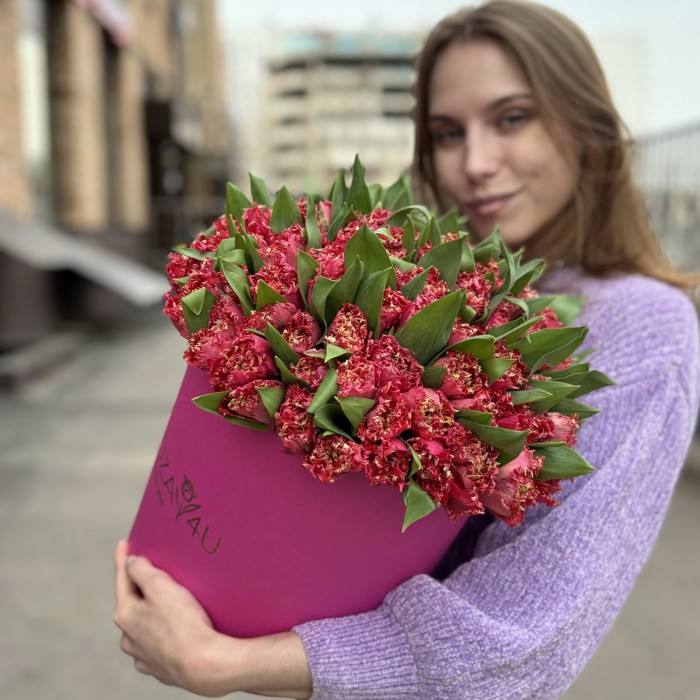 101 махровый красный тюльпан Ля мур в коробке