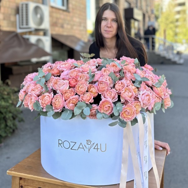 101 кустовая пионовидная роза Джульетта в коробке с эвкалиптом