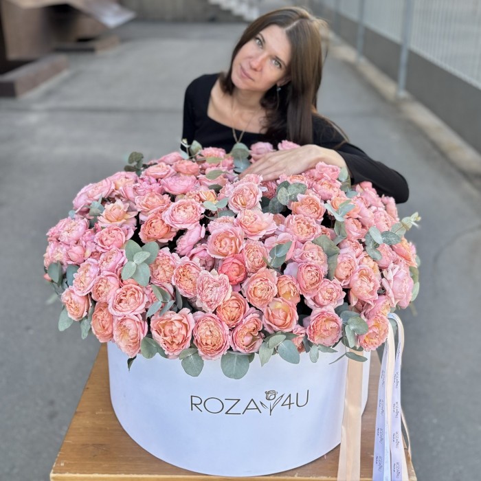 101 кустовая пионовидная роза Джульетта в коробке с эвкалиптом