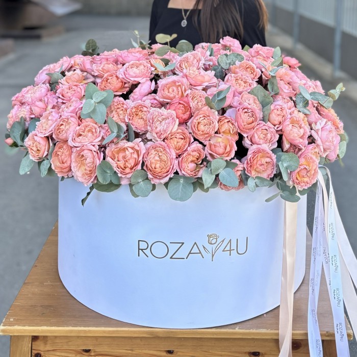 101 кустовая пионовидная роза Джульетта в коробке с эвкалиптом