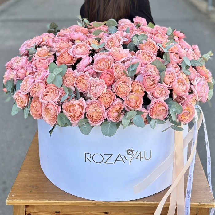 101 кустовая пионовидная роза Джульетта в коробке с эвкалиптом