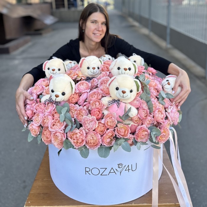 101 кустовая розовая роза Джульетта в коробке с мишками