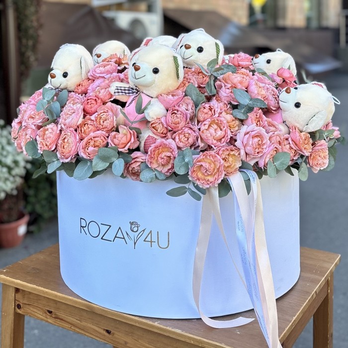 101 кустовая розовая роза Джульетта в коробке с мишками