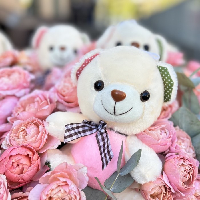 101 кустовая розовая роза Джульетта в коробке с мишками