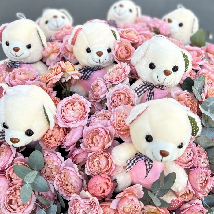 101 кустовая розовая роза Джульетта в коробке с мишками