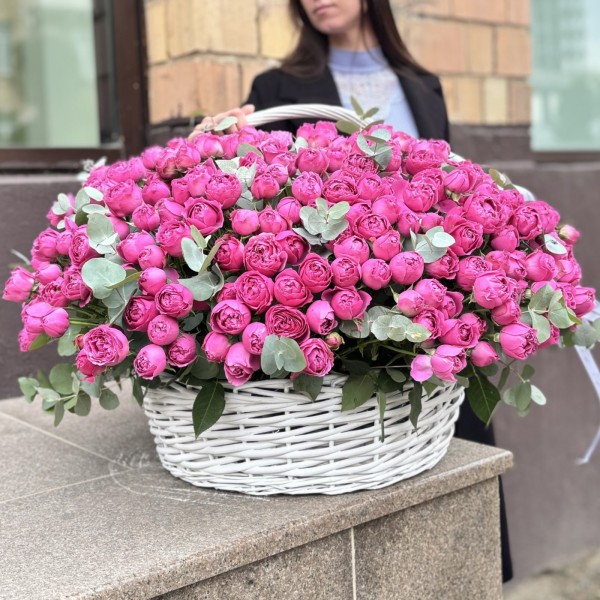 101 кустовая роза пионовидная роза Мисти баблс в корзине