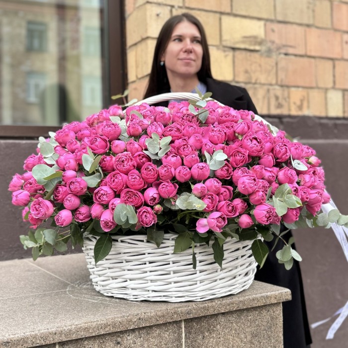 101 кустовая роза пионовидная роза Мисти баблс в корзине